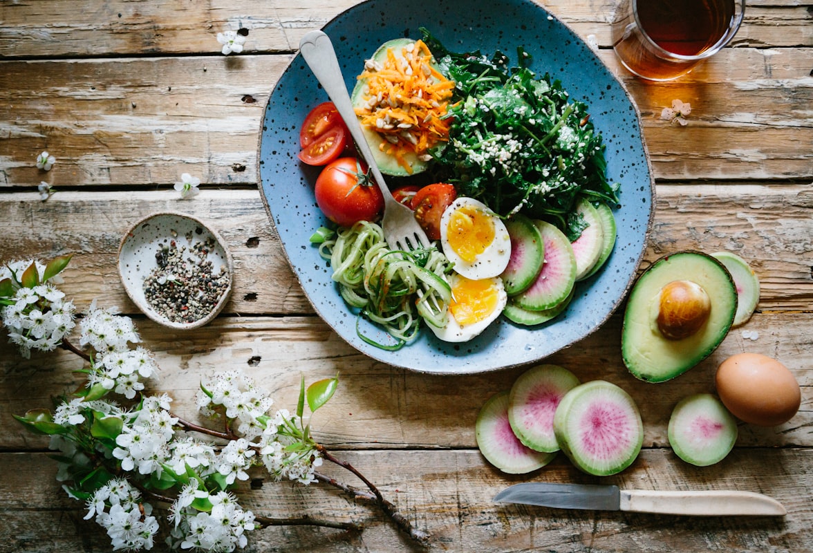 Pria sehat dengan gaya hidup aktif dan nutrisi seimbang