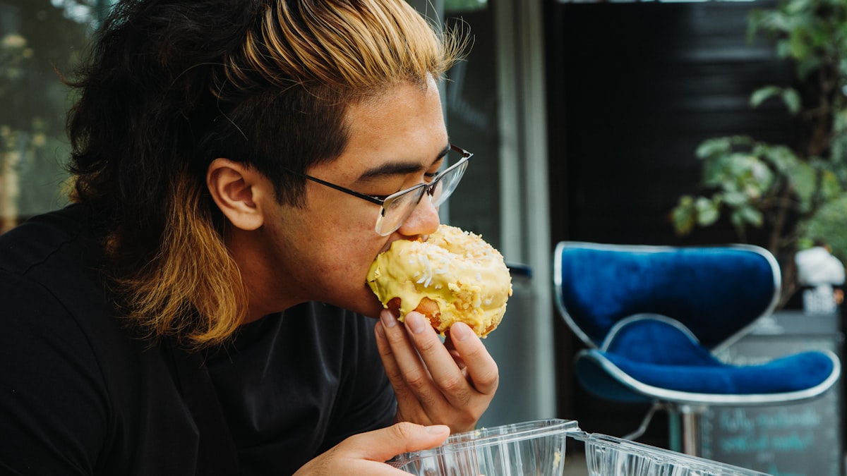 Sarapan sehat dengan telur, roti gandum, dan buah-buahan